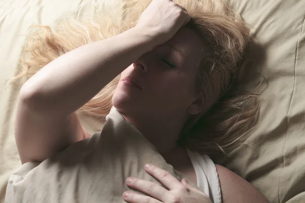 Μια γυναίκα με αρρωσταίνει ξαπλωμένος στο κρεβάτι — Φωτογραφία Αρχείου