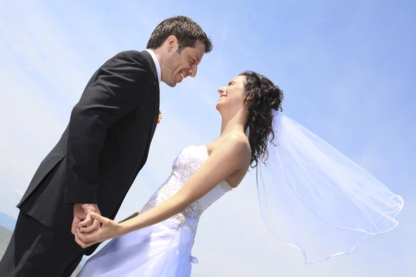 Um casamento de noiva e noivo em um dia perfeito de verão Fotografia De Stock