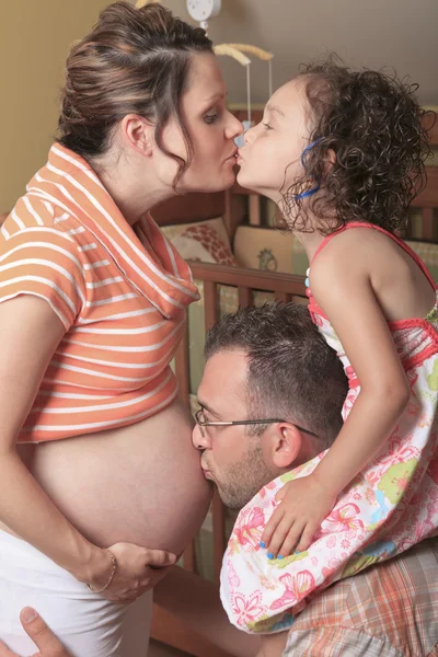 Neues Zuhause für Neugeborene. Familie gibt Kuss auf Bauch. — Stockfoto