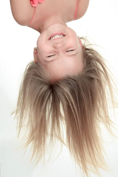 Studioporträt eines jungen Mädchens auf dem Kopf — Stockfoto