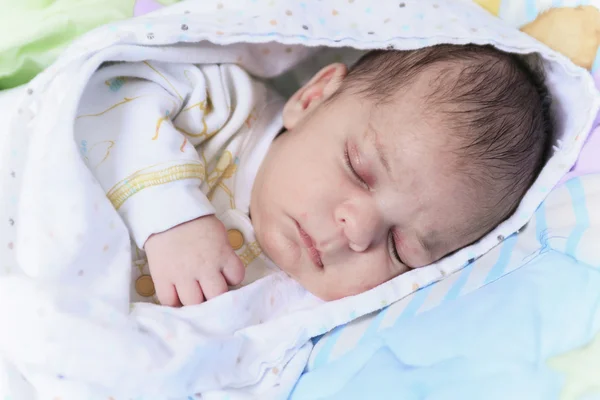 Un bebé recién nacido duerme en una cuna —  Fotos de Stock