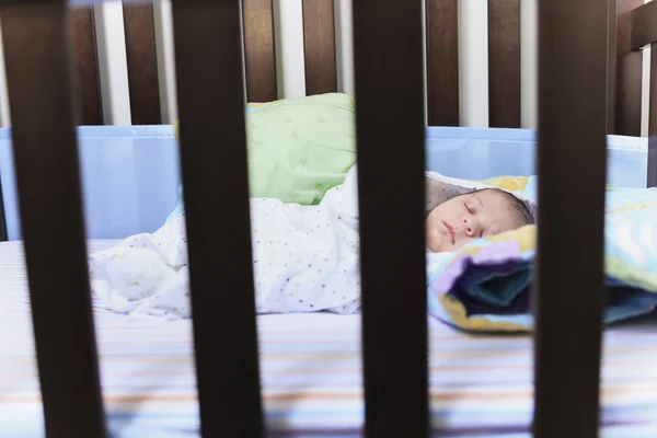 Ein Neugeborenes schläft in einem Kinderbett — Stockfoto