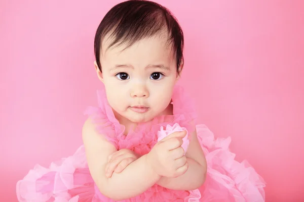 Een Aziatische baby op een studio witte achtergrond — Stockfoto