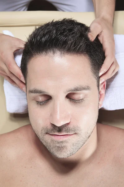 Uomo che riceve massaggio Shiatsu da un massaggiatore professionista alle terme — Foto Stock