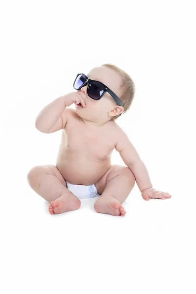 Portré aranyos kisgyermek napszemüveget visel. elszigetelt fehér. — Stock Fotó