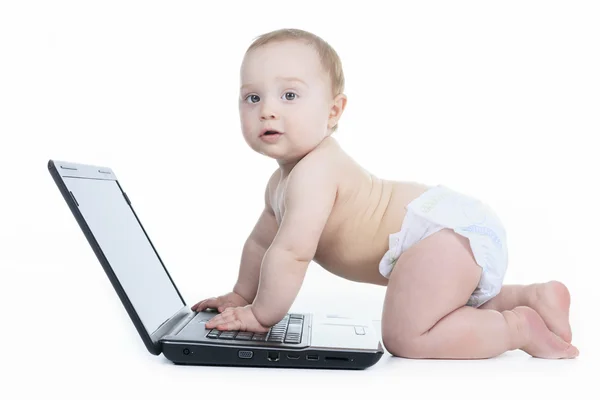 Un bambino che utilizza il computer portatile su sfondo bianco — Foto Stock