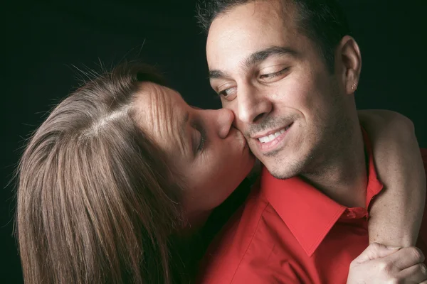 Um casal de 30 anos na frente de fundo preto — Fotografia de Stock