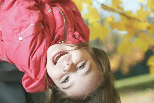 Vzhůru nohama dívka v podzimní pozadí — Stock fotografie