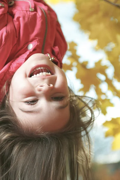 Vzhůru nohama dívka v podzimní pozadí — Stock fotografie