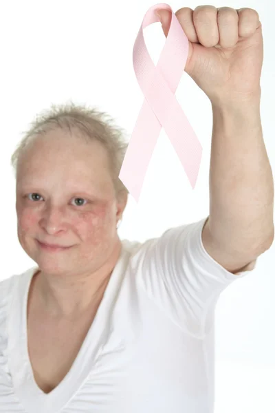 Seorang wanita memegang logo kanker payudara — Stok Foto