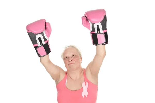 Eine Frau mit Boxhandschuhen, bereit zum Kampf. — Stockfoto
