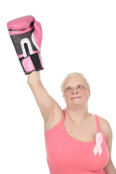 Una mujer con guantes de boxeo lista para luchar . —  Fotos de Stock