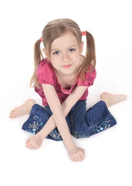 Uma menina bonita criança sobre um fundo branco . — Fotografia de Stock