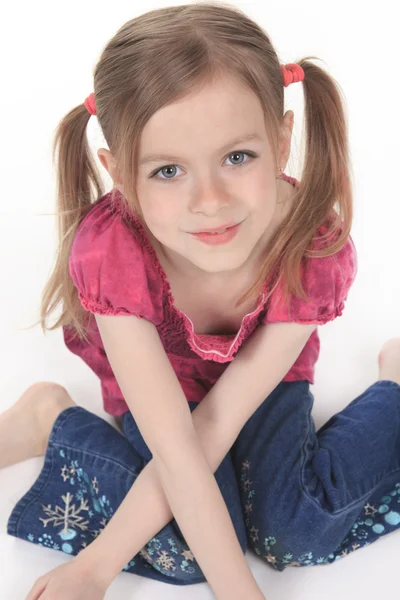 Uma menina bonita criança sobre um fundo branco . — Fotografia de Stock