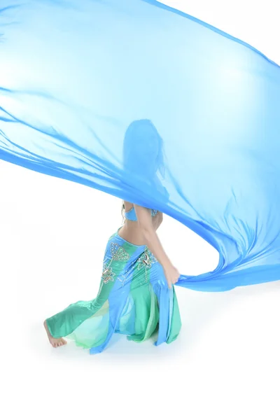 Uma dançarina do ventre sobre um fundo branco — Fotografia de Stock