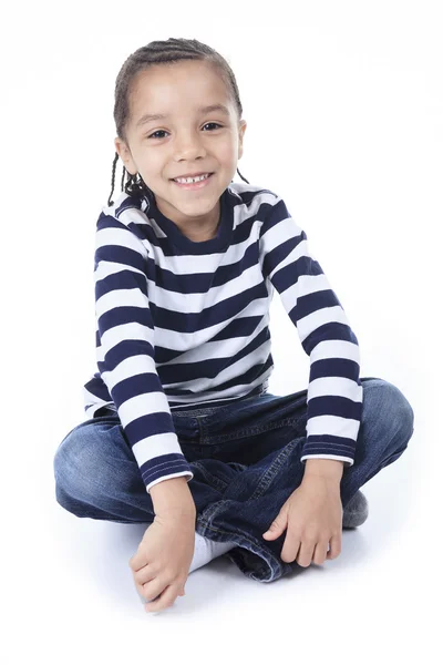 Un niño afroamericano, aislado sobre fondo blanco — Foto de Stock