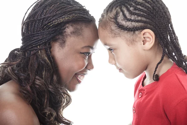 Mãe e filho afro-americanos em fundo branco. Afro-americano — Fotografia de Stock