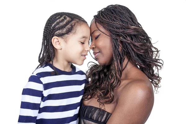 Mãe e filho afro-americanos em fundo branco. Afro-americano — Fotografia de Stock