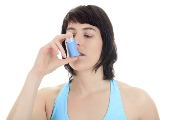 Imagen de cerca de una mujer joven que usa inhalador para el asma. Blanco — Foto de Stock