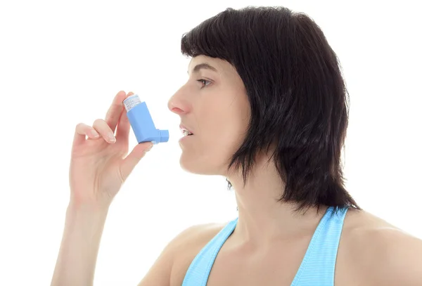 Imagem de perto de uma jovem mulher usando inalador para asma. Branco — Fotografia de Stock