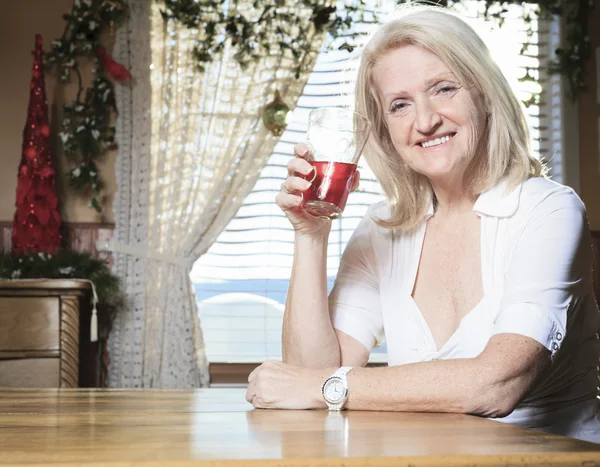 Une femme à la retraite sur la table de cuisine — Photo