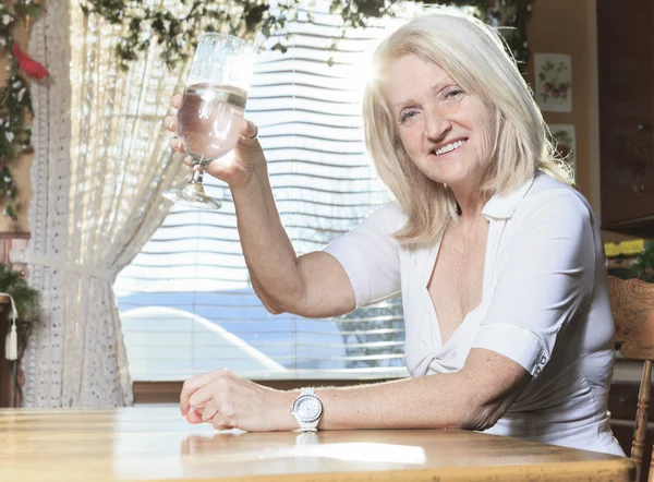 Egy nyugdíjas asszony, a konyhaasztalon — Stock Fotó