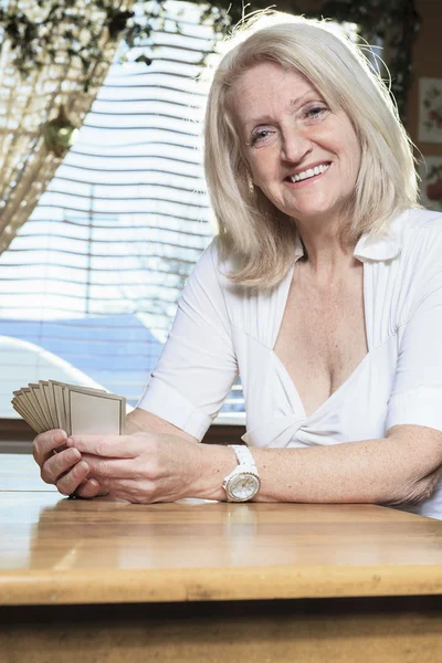 Une femme à la retraite sur la table de cuisine — Photo