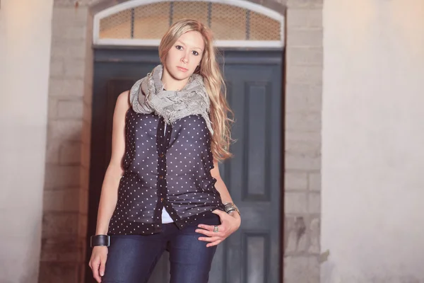 A beautiful fashion teen in front of a brick wall. — Stock Photo, Image