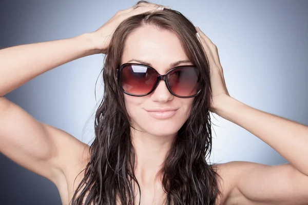 Un bonito retrato de una mujer con gafas de sol — Foto de Stock