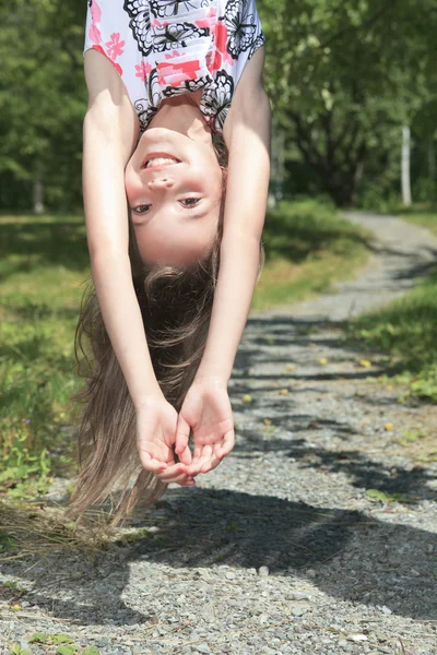 Vzhůru nohama holčička s úsměvem — Stock fotografie