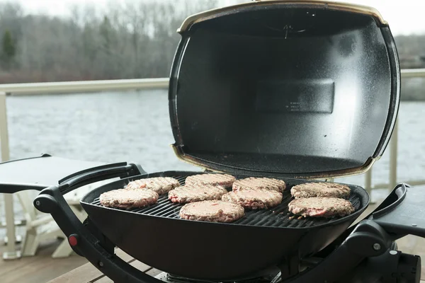 En Bbq med Hamburger måltid — Stockfoto