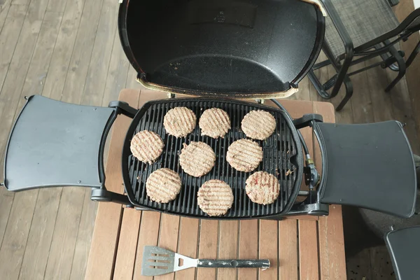 Ein BBQ mit Hamburgeressen — Stockfoto