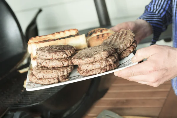 Ein BBQ mit Hamburger, Brot und Hot Dog — Stockfoto