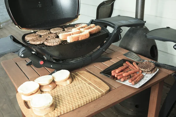 En Bbq hamburgare, korv och bröd — Stockfoto