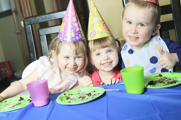 Narozeniny dětí s dítě jíst dort. — Stock fotografie