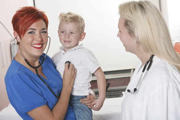 Un pediatra e un medico in ospedale — Foto Stock