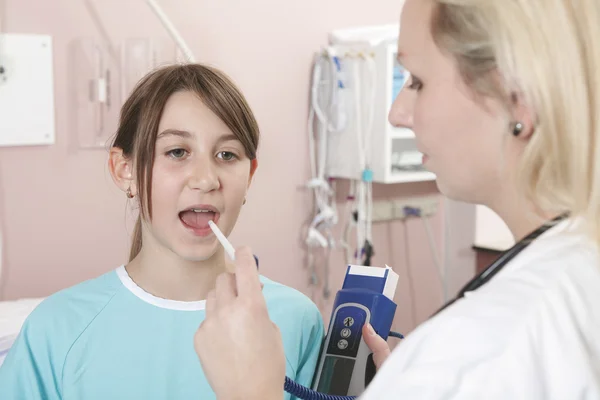 Gelukkig meisje bij de arts voor een checkup - onderzocht w — Stockfoto