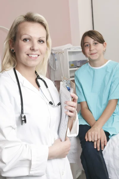 Niña feliz en el médico para un chequeo - siendo examinado w — Foto de Stock