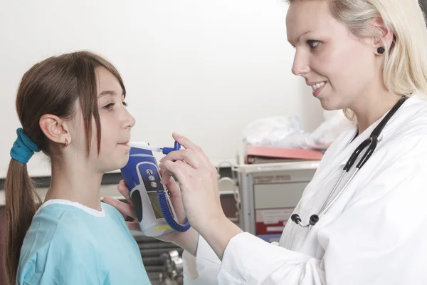 Menina feliz no médico para um check-up - sendo examinado w — Fotografia de Stock