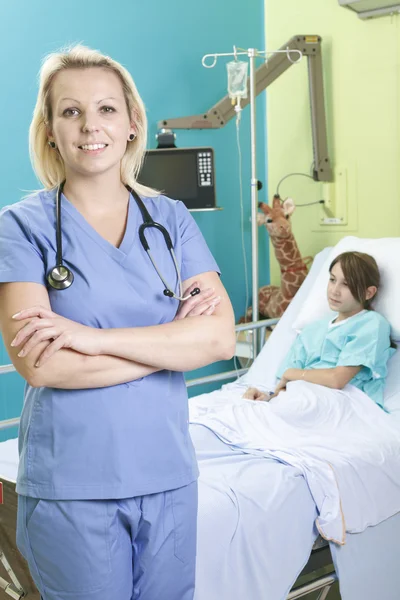 Niña en la cama del hospital con la enfermera — Foto de Stock