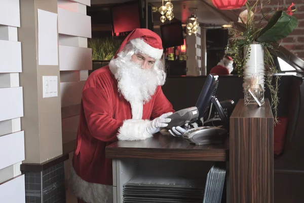 Un Santa Claus mirando la cámara en el bar — Foto de Stock