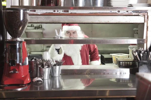 Un Santa Claus sonriendo en cocina undustrial — Foto de Stock