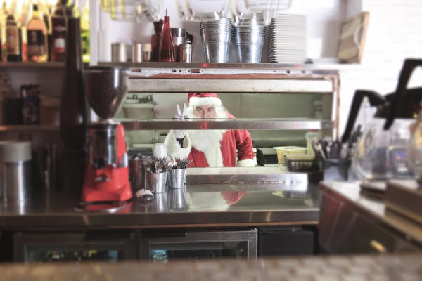 Un Santa Claus sonriendo en cocina undustrial — Foto de Stock