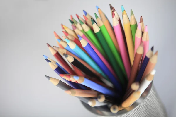 Белый фон с цветными карандашами в студии — стоковое фото