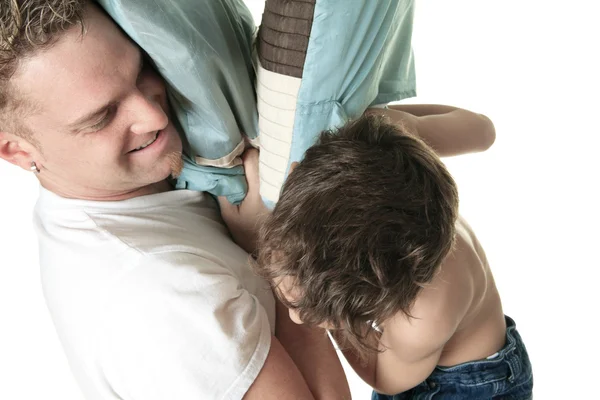 Мальчик бьет своего отца подушкой — стоковое фото