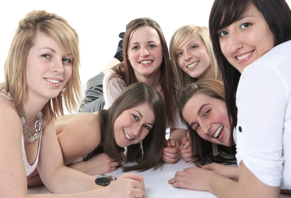 Six jeunes femmes en studio fond blanc — Photo