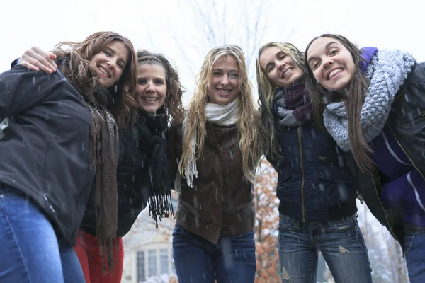 Группа взволнованных молодых подруг на улице зимой — стоковое фото
