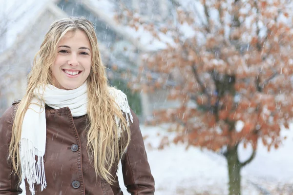 冬の金髪の若い女性の肖像画 — ストック写真