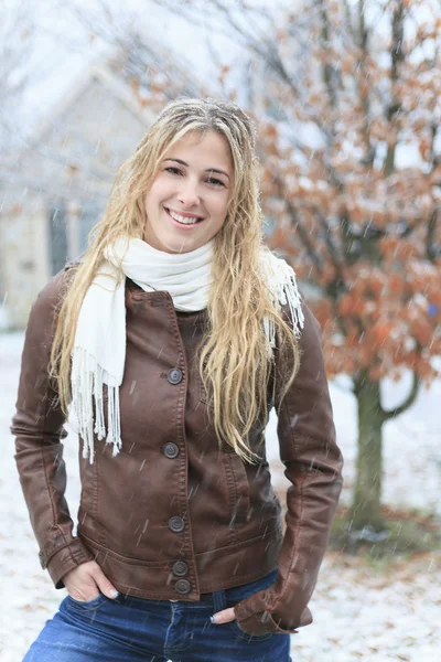 Retrato de una joven rubia en invierno —  Fotos de Stock