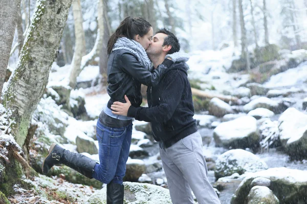 Una pareja divirtiéndose en el parque, en vacaciones de invierno — Foto de Stock